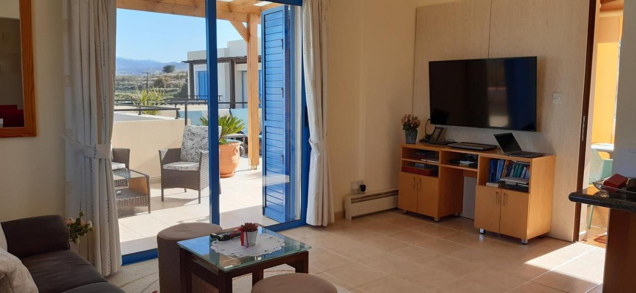 Penthouse direkt am Meer Polis Bagian luar foto